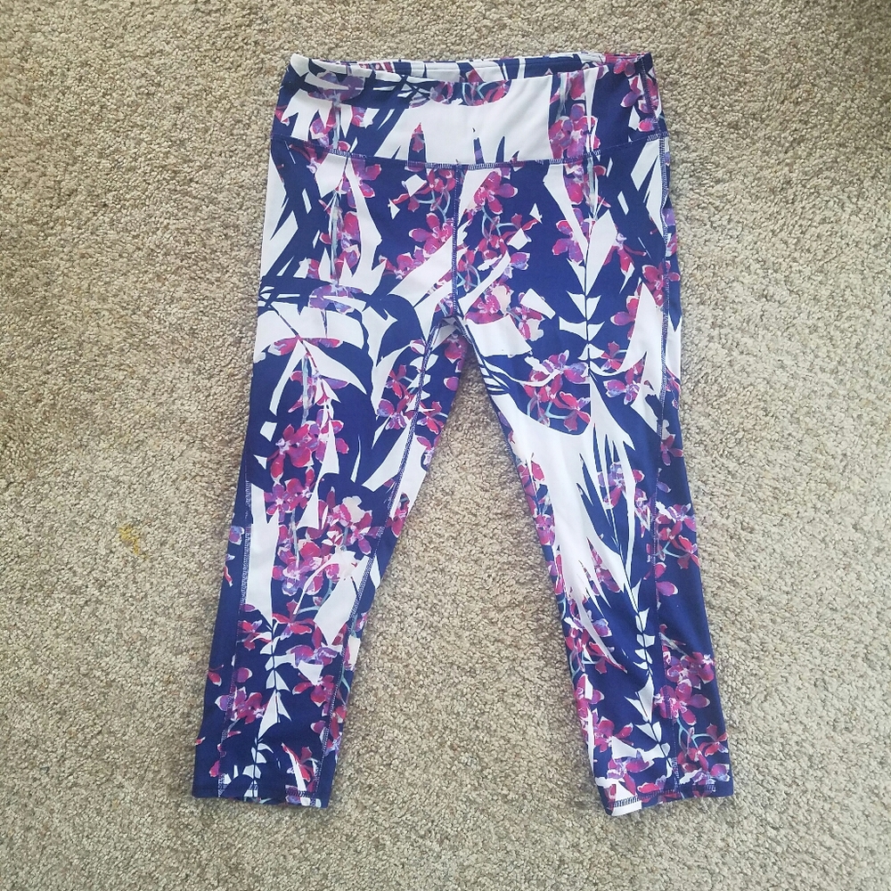 2/ $25 💗 Fabletics Compression Capris - Picture 4 of 7